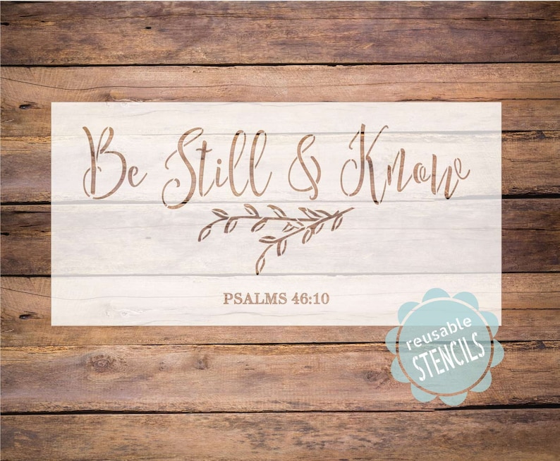 Pu&ograve; includere: Stencil bianco con il testo "Be Still & Know" in corsivo. Sotto il testo c'&egrave; un piccolo ramo con foglie. Il testo "PSALMS 46:10" &egrave; sotto il ramo. Un cerchio blu con il testo "reusable STENCILS" &egrave; nell'angolo in basso a destra.
