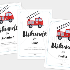 K&ouml;nnte beinhalten: Drei druckbare Urkunden mit einer roten Feuerwehrwagen-Illustration und dem Text "Urkunde fur" gefolgt von einem Namen. Die Urkunden sind f&uuml;r Jonathan, Luca und Emilia.