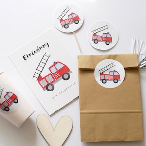 K&ouml;nnte beinhalten: Eine rote Feuerwehrwagen-Geburtstagseinladung mit einem rot-wei&szlig; gestreiften Strohhalm, einem wei&szlig;en Pappbecher mit einem Feuerwehrwagen-Aufkleber, einer braunen Papiert&uuml;te mit einem Feuerwehrwagen-Aufkleber, einer wei&szlig;en Karte mit einem Feuerwehrwagen-Aufkleber und einem wei&szlig;en herzf&ouml;rmigen Holzausschnitt.