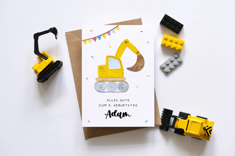 Op de afbeelding: Een gele verjaardagskaart met een cartoon-graafmachine en de tekst "Alles Gute zum 3. Geburtstag Adam".