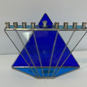 Menorah tridimensionnelle en métal et verre par Anat Brigg