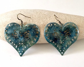 Boucles d’oreilles bohème coeur , bohème, romantique, bleu, vert, amour, Saint -Valentin, boucles filigrane, patine, moderne, bohème, boho,