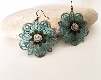 Boucles d’oreilles filigrane, fleur, cabochon fleur, boucles filigrane, rosace, patine, turquoise, bohème, romantique, cadeau femme bohème