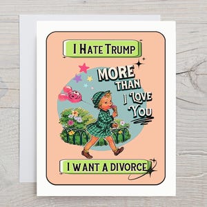 Puede incluir: Tarjeta de felicitación con una ilustración vintage de un niño con un helado, con el texto "I HATE TRUMP MORE THAN I LOVE YOU I WANT A DIVORCE" en estilo retro. La tarjeta está sobre un fondo blanco.