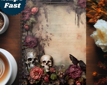 Può includere: Un taccuino a spirale con un design gotico con due teschi, rose e una farfalla. Il taccuino ha un'estetica vintage con uno sfondo floreale e di scrittura. Il testo "The Blue Jay Flies" è in basso.