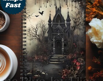 Può includere: Un quaderno illustrato in bianco e nero con una villa gotica inquietante con un'atmosfera oscura e minacciosa. Il quaderno ha una rilegatura a spirale e una copertina testurizzata.