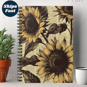Può includere: Un quaderno a spirale con uno sfondo di giornale vintage che presenta un'illustrazione in bianco e nero di girasoli. Il quaderno ha una rilegatura a spirale nera.