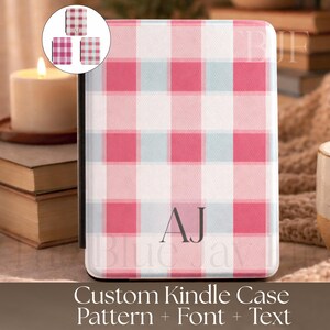 Puede incluir: Una funda Kindle con un patrón de cuadros rosa, blanco y celeste. Las iniciales "AJ" se muestran en gris. El texto "Custom Kindle Case Pattern + Font + Text" está en la parte inferior.