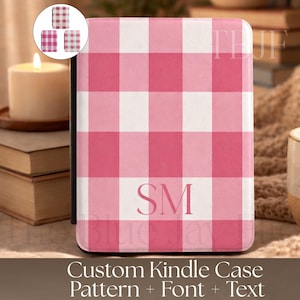Puede incluir: Una funda Kindle con estampado de cuadros rosas y blancos con las iniciales "SM" en el centro. La funda se muestra con una vela encendida, libros y una taza. El texto en la parte inferior dice "Custom Kindle Case Pattern + Font + Text."