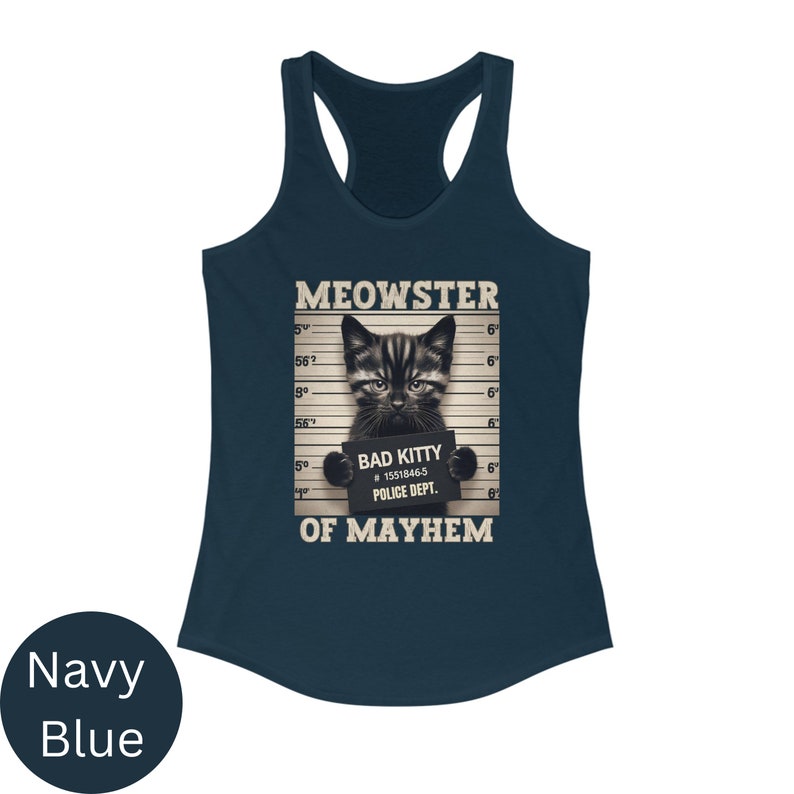 K&ouml;nnte beinhalten: Ein marineblaues Tanktop mit einem schwarzen Katzen-Fahndungsfoto. Die Grafik zeigt oben "MEOWSTER" und unten "BAD KITTY #1551846-5 POLICE DEPT. OF MAYHEM".