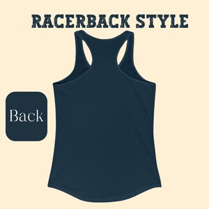 K&ouml;nnte beinhalten: Ein dunkelblaues Tanktop mit Racerback. Die R&uuml;ckseite des Tanktops ist auf dem Bild zu sehen.