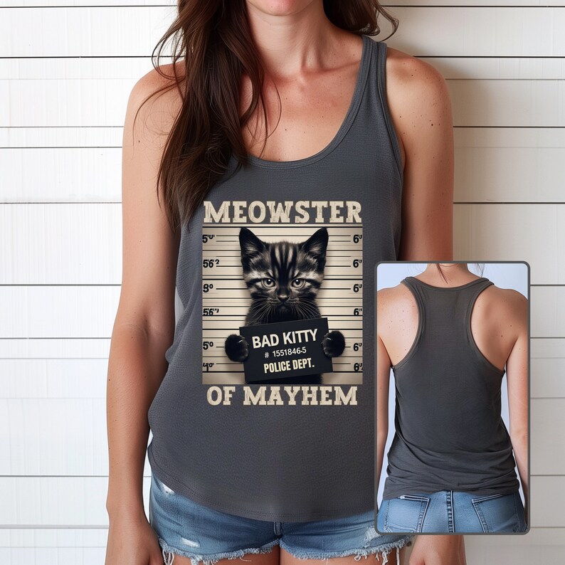 K&ouml;nnte beinhalten: Ein graues Tanktop mit einem schwarzen Katzen-Fahndungsfoto-Design. Die Katze h&auml;lt ein Schild mit der Aufschrift "Bad Kitty #15518465 Police Dept.". Der Text auf dem Shirt lautet "Meowster of Mayhem".