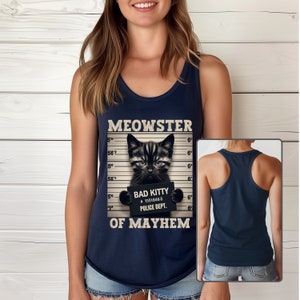 K&ouml;nnte beinhalten: Ein marineblaues Tanktop mit einem schwarzen Katzen-Fahndungsfoto. Die Grafik zeigt "Meowster" und "Bad Kitty #15518465 Police Dept. Of Mayhem".