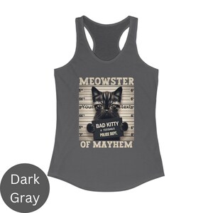 K&ouml;nnte beinhalten: Ein dunkelgraues Tanktop mit einem schwarzen Katzen-Fahndungsfoto-Design. Die Katze ist mit "Bad Kitty" und "Meowster of Mayhem" beschriftet.