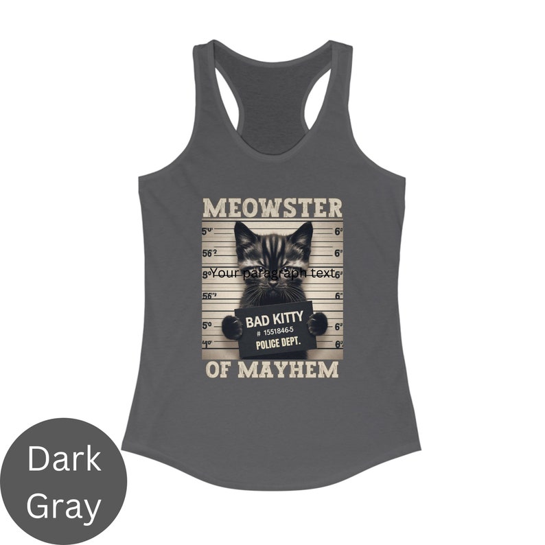 K&ouml;nnte beinhalten: Ein dunkelgraues Tanktop mit einem schwarzen Katzen-Fahndungsfoto-Design. Die Katze ist mit "Bad Kitty" und "Meowster of Mayhem" beschriftet.