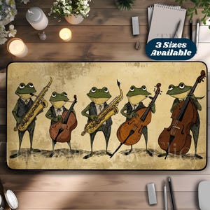 Op de afbeelding: Vijf kikkers die muziekinstrumenten bespelen. Een groene kikker speelt saxofoon, een andere cello, een derde viool en twee andere bespelen contrabassen. De kikkers zijn cartoonachtig en hebben grote ogen en glimlachen. De achtergrond is een vintage-stijl illustratie.