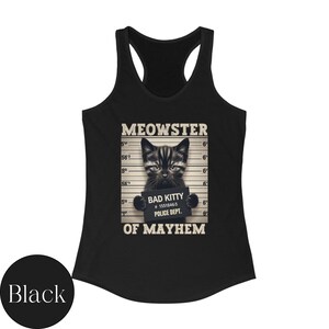 K&ouml;nnte beinhalten: Schwarzes Tanktop mit einem Schwarzwei&szlig;bild einer Katze mit dem Text "MEOWSTER OF MAYHEM" und "BAD KITTY #15518465 POLICE DEPT."