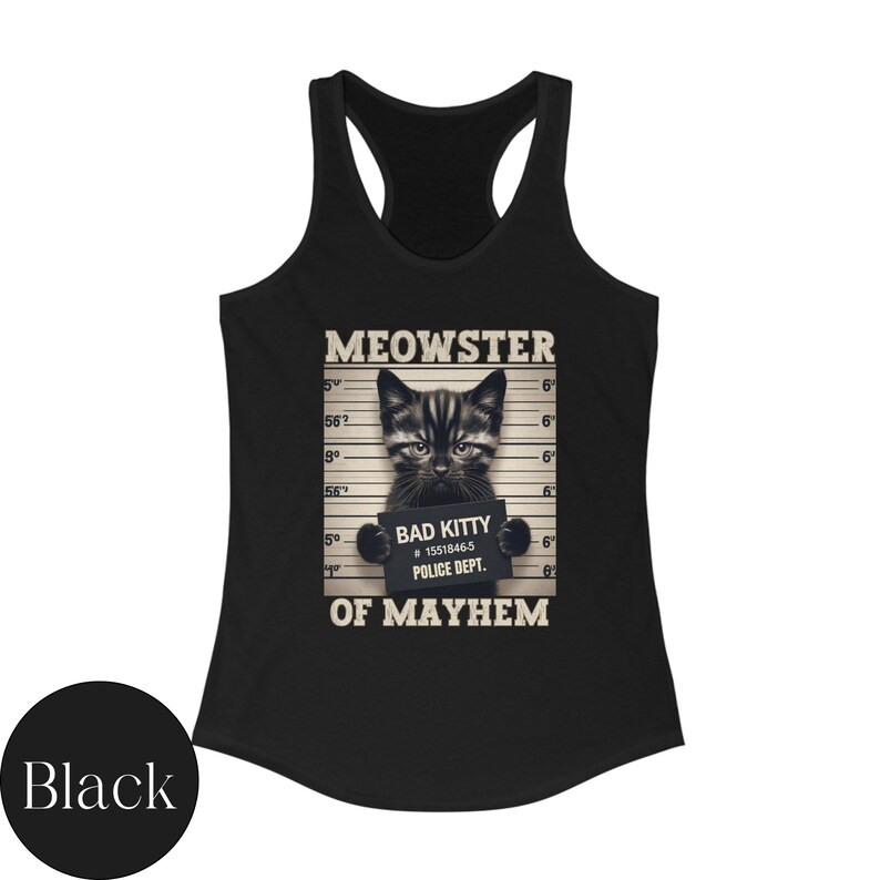 K&ouml;nnte beinhalten: Schwarzes Tanktop mit einem Schwarzwei&szlig;bild einer Katze mit dem Text "MEOWSTER OF MAYHEM" und "BAD KITTY #15518465 POLICE DEPT."
