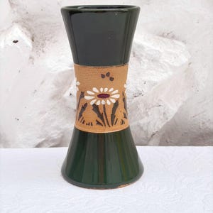 Vaso vintage in ceramica verde Bourne Denby con decorazione a margherite / Prodotto in Inghilterra / Anni '60/'70 circa