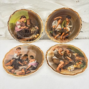 Set med fyra vintage Fenton engelska benporslin Murillo tallrikar / Tiggarpojkar skåpstallrikar / Gratulerade förgyllda kanter
