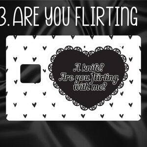 Puede incluir: Una tarjeta en blanco y negro con un dise&ntilde;o en forma de coraz&oacute;n que dice "&iquest;Un cuchillo? &iquest;Est&aacute;s coqueteando conmigo?" La tarjeta tiene un cuadrado negro y peque&ntilde;os corazones negros. El texto "3. ARE YOU FLIRTING" est&aacute; en la parte superior.