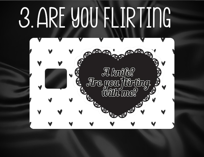 Puede incluir: Una tarjeta en blanco y negro con un dise&ntilde;o en forma de coraz&oacute;n que dice "&iquest;Un cuchillo? &iquest;Est&aacute;s coqueteando conmigo?" La tarjeta tiene un cuadrado negro y peque&ntilde;os corazones negros. El texto "3. ARE YOU FLIRTING" est&aacute; en la parte superior.