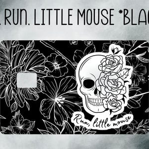 Puede incluir: Dise&ntilde;o floral en blanco y negro con un cr&aacute;neo y rosas. El texto "2. RUN, LITTLE MOUSE *BLACK" est&aacute; en la parte superior y "Run, little mouse" en la inferior. El dise&ntilde;o est&aacute; sobre una superficie rectangular.