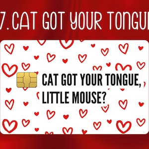 Puede incluir: Una tarjeta blanca con un chip dorado y corazones rojos. La tarjeta tiene el texto "CAT GOT YOUR TONGUE, LITTLE MOUSE?" en negro. El fondo es rojo con el texto "7. CAT GOT YOUR TONGUE" en blanco.