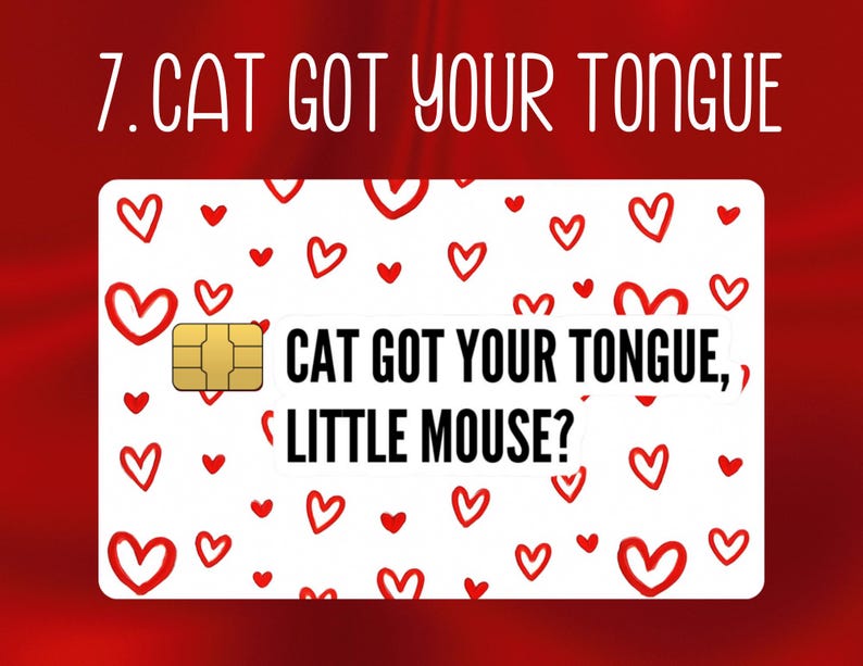 Puede incluir: Una tarjeta blanca con un chip dorado y corazones rojos. La tarjeta tiene el texto "CAT GOT YOUR TONGUE, LITTLE MOUSE?" en negro. El fondo es rojo con el texto "7. CAT GOT YOUR TONGUE" en blanco.