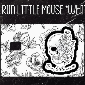 Puede incluir: Una tarjeta blanca con un dise&ntilde;o floral negro y un gr&aacute;fico de calavera con rosas. El texto "4. RUN LITTLE MOUSE * WHITE" est&aacute; en la parte superior. El gr&aacute;fico de la calavera tiene el texto "Run, little mouse" en la parte inferior.