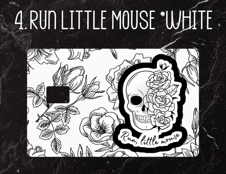 Puede incluir: Una tarjeta blanca con un dise&ntilde;o floral negro y un gr&aacute;fico de calavera con rosas. El texto "4. RUN LITTLE MOUSE * WHITE" est&aacute; en la parte superior. El gr&aacute;fico de la calavera tiene el texto "Run, little mouse" en la parte inferior.