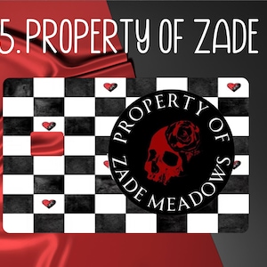 Puede incluir: Un dise&ntilde;o a cuadros en blanco y negro con detalles de coraz&oacute;n rojo y un emblema circular con una calavera y una rosa rojas. El texto "5. PROPERTY OF ZADE" est&aacute; en la parte superior, y el emblema circular dice "PROPERTY OF ZADE MEADOWS".