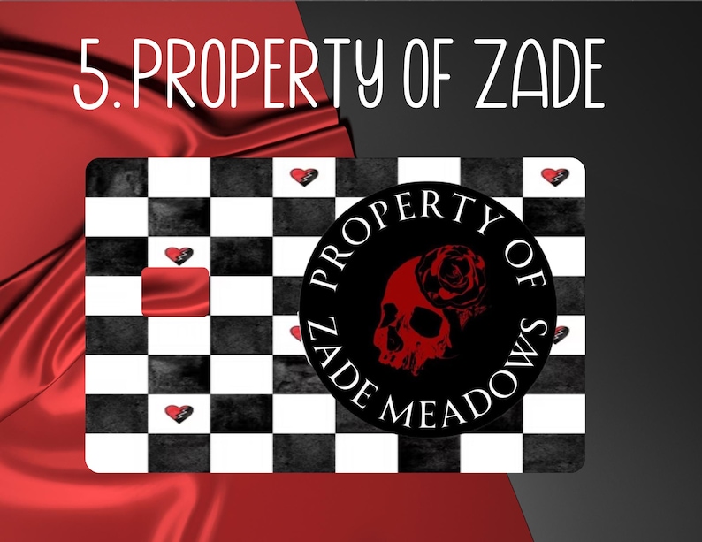 Puede incluir: Un dise&ntilde;o a cuadros en blanco y negro con detalles de coraz&oacute;n rojo y un emblema circular con una calavera y una rosa rojas. El texto "5. PROPERTY OF ZADE" est&aacute; en la parte superior, y el emblema circular dice "PROPERTY OF ZADE MEADOWS".