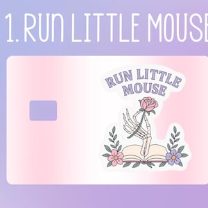 Puede incluir: Una pegatina con el texto "1. RUN LITTLE MOUSE" en la parte superior. La pegatina presenta una mano esquel&eacute;tica sosteniendo una rosa rosa, con las palabras "RUN LITTLE MOUSE" en un c&iacute;rculo. El fondo es un degradado de rosa y morado.