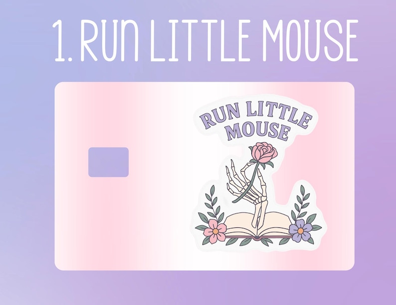 Puede incluir: Una pegatina con el texto "1. RUN LITTLE MOUSE" en la parte superior. La pegatina presenta una mano esquel&eacute;tica sosteniendo una rosa rosa, con las palabras "RUN LITTLE MOUSE" en un c&iacute;rculo. El fondo es un degradado de rosa y morado.