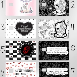 Puede incluir: Una colecci&oacute;n de dise&ntilde;os para tarjetas de cr&eacute;dito con varios dise&ntilde;os. Los dise&ntilde;os incluyen una calavera con rosas, patrones florales, un patr&oacute;n de tablero de ajedrez y texto como "Run Little Mouse" y "I don't watch porn."