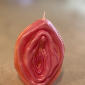 Vela Yoni/Vulva Traviesa • 3 oz • Aroma y color personalizados • Hecho a mano • Regalo de humor para adultos • Despedida de soltera/nupcial • Decoración novedosa 3x2