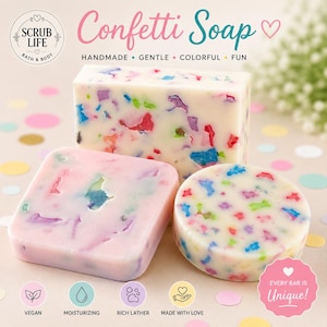 Op de afbeelding: Drie stukken confettizeep met veelkleurige ingebedde fragmenten. Eén rechthoekig stuk, één vierkant stuk met een lichtroze tint en één rond stuk. De tekst luidt Confetti Soap, Scrub Life Bath & Body, Handmade, Gentle, Colorful, Fun, Vegan, Moisturizing, Rich Lather, Made With Love en Every Bar Is Unique.