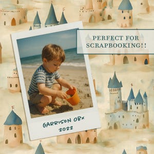 K&ouml;nnte beinhalten: Ein Foto im Polaroid-Stil, das ein Kind am Strand mit einem orangefarbenen Eimer zeigt, vor einem Aquarellhintergrund von Sandburgen. Das Foto tr&auml;gt den Text "Garrison OBx 2022". Der Text "PERFECT FOR SCRAPBOOKING!!" ist ebenfalls sichtbar.