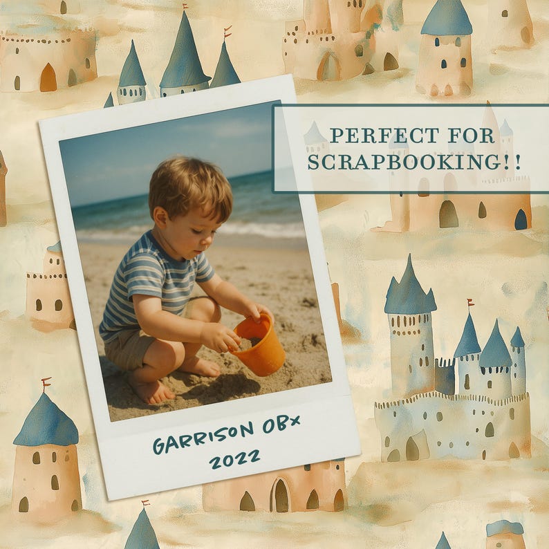 K&ouml;nnte beinhalten: Ein Foto im Polaroid-Stil, das ein Kind am Strand mit einem orangefarbenen Eimer zeigt, vor einem Aquarellhintergrund von Sandburgen. Das Foto tr&auml;gt den Text "Garrison OBx 2022". Der Text "PERFECT FOR SCRAPBOOKING!!" ist ebenfalls sichtbar.