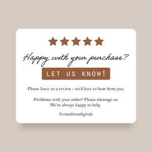 K&ouml;nnte beinhalten: Eine wei&szlig;e Karte mit abgerundeten Ecken und braunem Text. Der Text lautet "Happy with your purchase?" und "LET US KNOW!" mit f&uuml;nf braunen Sternen dar&uuml;ber. Zus&auml;tzlicher Text ermutigt zu Bewertungen und Unterst&uuml;tzung.