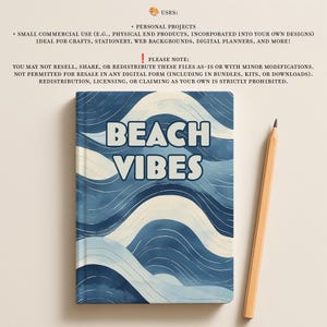 K&ouml;nnte beinhalten: Ein Notizbuch mit einem blau-wei&szlig;en Wellenmuster und den Worten "BEACH VIBES" in Wei&szlig;. Ein Bleistift aus Holz liegt daneben. Das Notizbuch ist f&uuml;r pers&ouml;nliche Projekte und kleine kommerzielle Zwecke bestimmt.