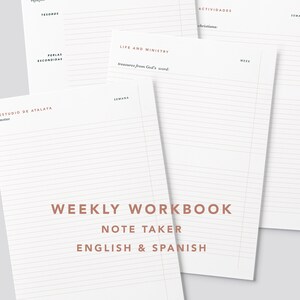 Op de afbeelding: Een wekelijkse werkboek-notitieboek in het Engels en Spaans. De omslag toont de titel "Weekly Workbook Note Taker" in bruine tekst en "English & Spanish" in kleinere bruine tekst.