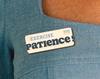 Esercita pazienza! Spilla smaltata/ Tengan Paciencia / Convenzione regionale Jw 2023 / Regali Jw / Regalo di battesimo / Regalo per anziani / Inglese o spagnolo
