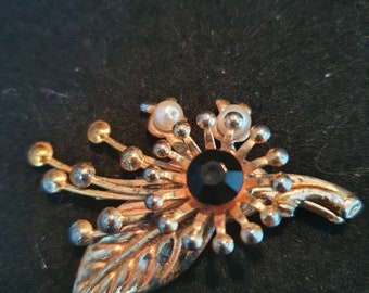 1950s gold tone brooch with faux pearls