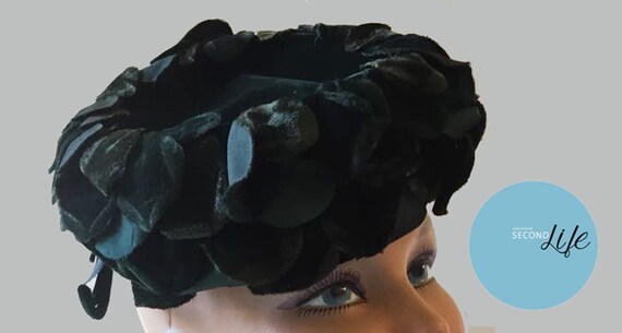 Cappello vintage con petali in velluto e organza _