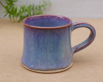 Mug fait main avec glaçure bleu clair et reflets violets