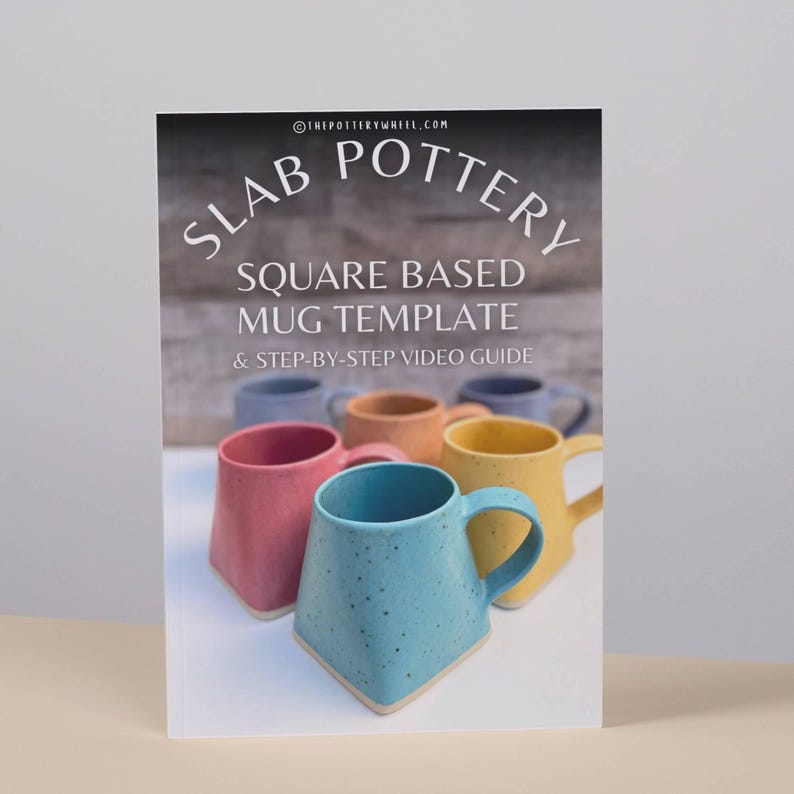 Pode incluir: Um download digital para um modelo de caneca de base quadrada. O modelo &eacute; para cer&acirc;mica de laje e inclui um guia de v&iacute;deo passo a passo. A imagem mostra cinco canecas coloridas feitas usando o modelo.