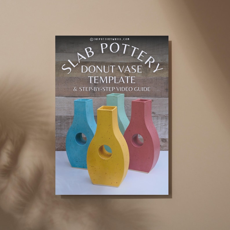 Op de afbeelding: Een digitaal downloadbare sjabloon voor het maken van een donut-vaas met behulp van platte keramiektechnieken. De sjabloon bevat een stapsgewijze video-handleiding. De afbeelding toont drie afgewerkte vazen in blauw, geel en roze.