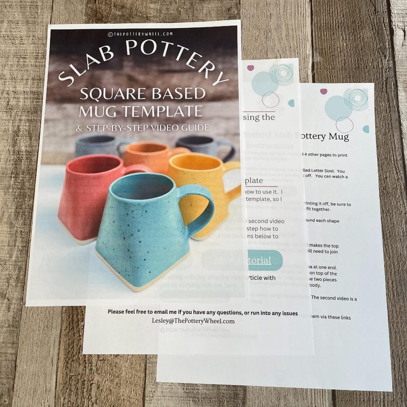Pode incluir: Um modelo imprim&iacute;vel para fazer uma caneca de cer&acirc;mica com base quadrada. O modelo inclui um guia de v&iacute;deo passo a passo e instru&ccedil;&otilde;es para criar uma caneca com uma base quadrada e uma parte superior arredondada. A imagem mostra uma caneca acabada com um esmalte azul e manchas brancas.